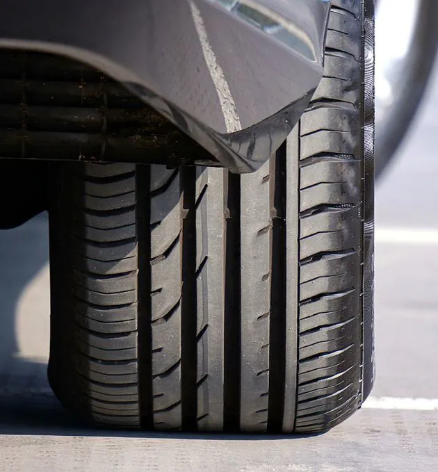 Ruota di un'auto ferma